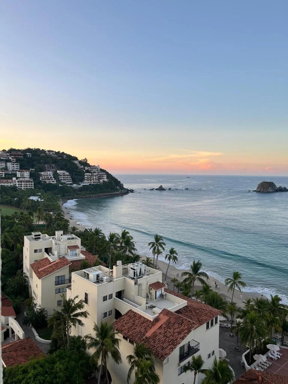 Bahía y playa durante un atardecer