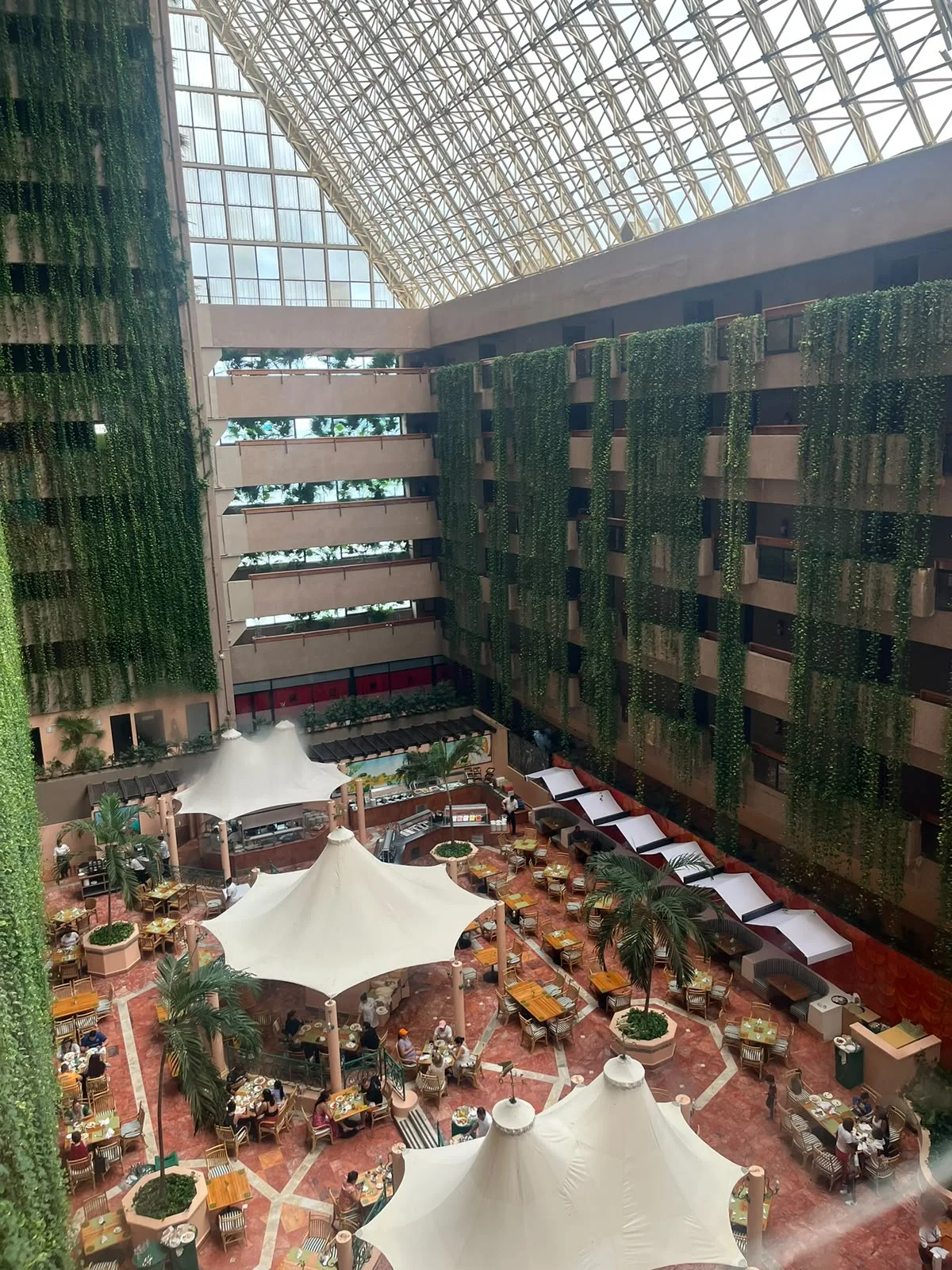 Interior de hotel con jardines colgantes