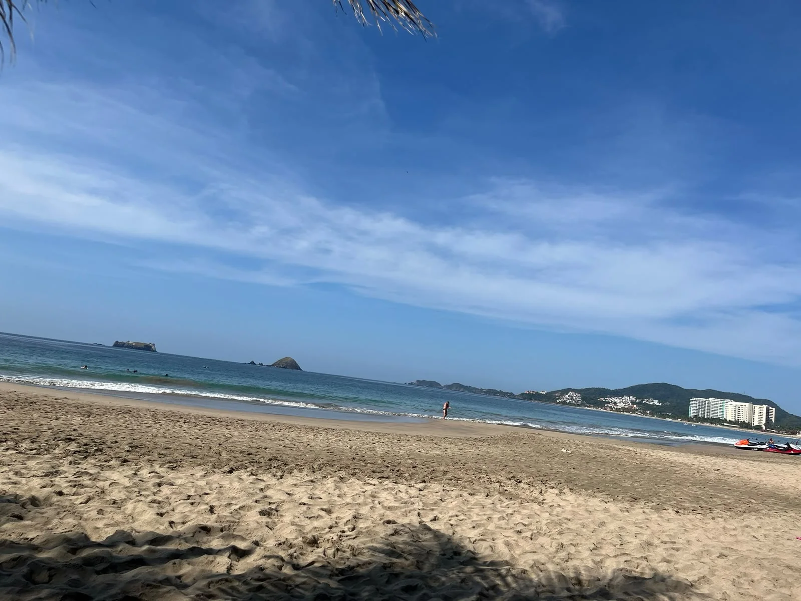 Playa amplia en un día soleado